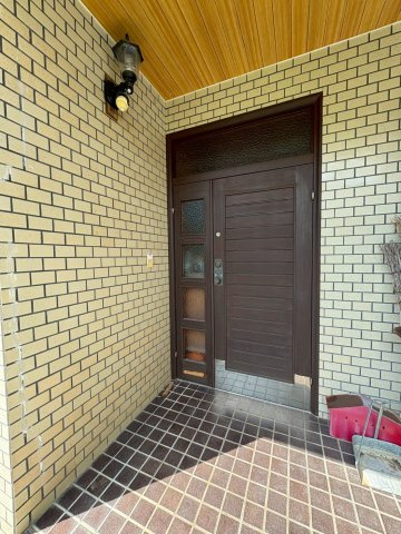 「外壁塗替え済」高知市竹島町　中古戸建の玄関