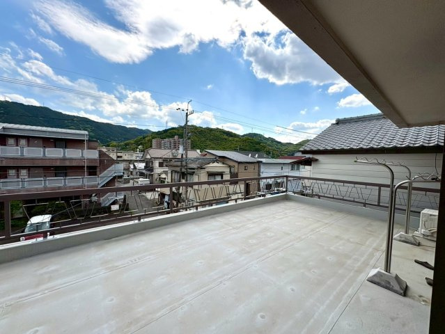 「外壁塗替え済」高知市竹島町　中古戸建のバルコニー|広々としたバルコニーがあります。多目的に使用できます。人工芝やウッドデッキパネルを敷いてセカンドリビングもおすすめです。
