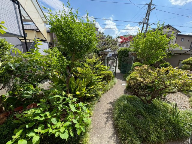 「外壁塗替え済」高知市竹島町　中古戸建の庭|門から玄関へのアプローチ。季節のお花を植えたりお好きにガーデニングはいかがでしょうか