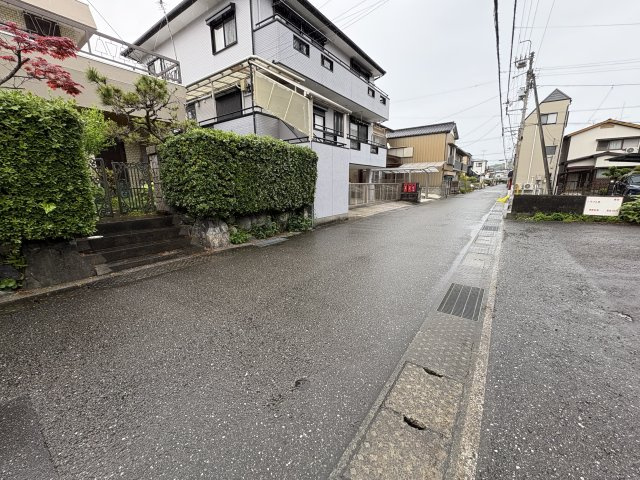 「外壁塗替え済」高知市竹島町　中古戸建の前面道路含む現地写真