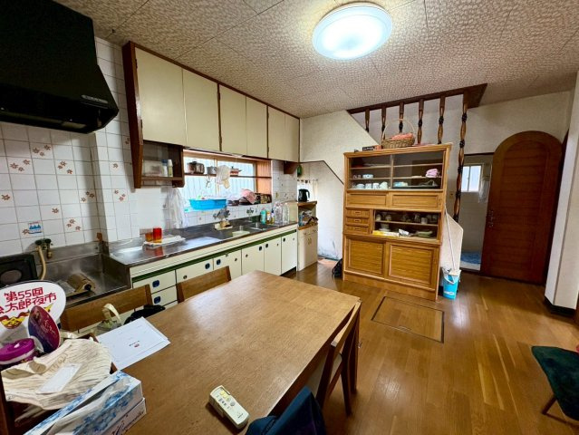「外壁塗替え済」高知市竹島町　中古戸建のキッチン|ダイニングテーブルや食器棚を置いてもゆとりのある広さです♪