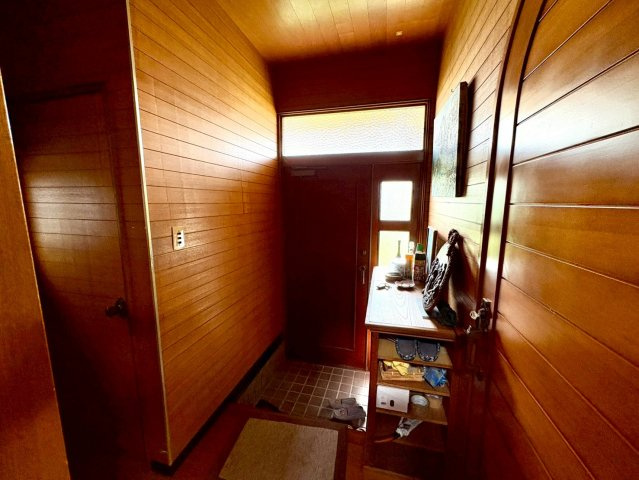 「外壁塗替え済」高知市竹島町　中古戸建の玄関|木のぬくもりを感じられる玄関