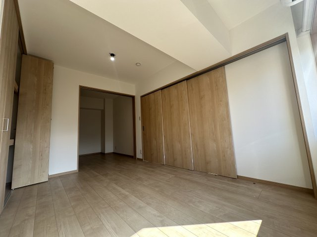 愛宕山ハイリビングの洋室|落ち着いた色合いで、居心地が良さそうなお部屋です☆

