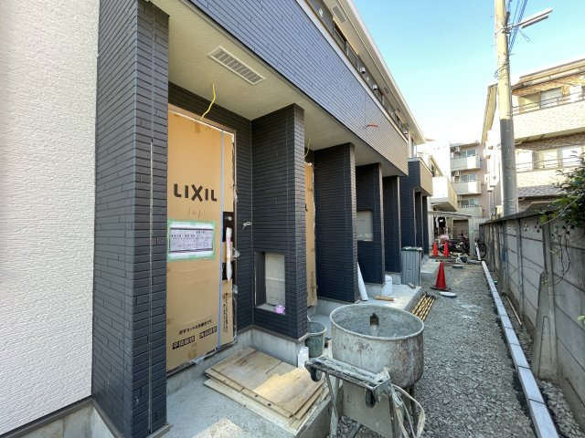 川崎市多摩区宿河原２丁目のアパートのエントランス