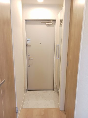 エスポワール鶴江　Ｃの玄関|収納もある玄関です