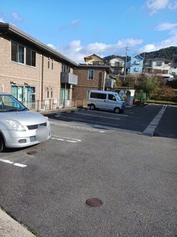 エテルノ・アロッジオ弐番館の駐車場|車をお持ちの方に嬉しい駐車場付きの物件です