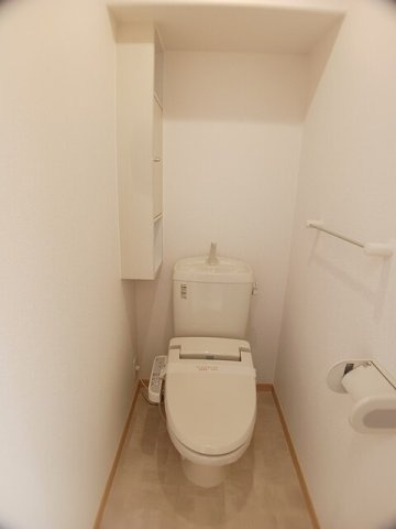エテルノ・アロッジオ弐番館のトイレ|落ち着いた色調のトイレです