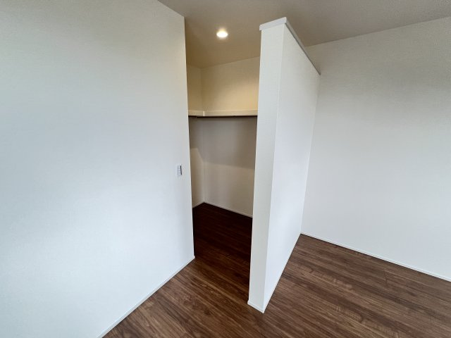 新築　藤岡市下戸塚　Livele Garden.S　5号棟の収納|　主寝室の大型のウォークインクローゼットは収納ラクラク、お部屋スッキリ♪							
