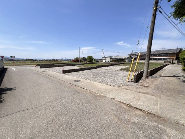新築　藤岡市下戸塚　Livele Garden.S　5号棟の前面道路含む現地写真|現地写真　南側接道幅員約5.5ｍ　東側接道幅員約3ｍ