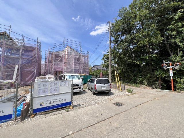 新築　藤岡市下戸塚　Livele Garden.S　5号棟の前面道路含む現地写真|現地写真　南側接道幅員約5.5ｍ　東側接道幅員約3ｍ