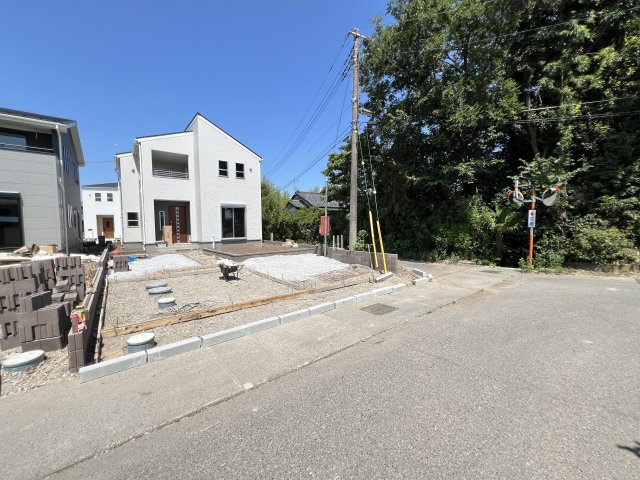 新築　藤岡市下戸塚　Livele Garden.S　5号棟の前面道路含む現地写真|現地写真　南側接道幅員約5.5ｍ　東側接道幅員約3ｍ