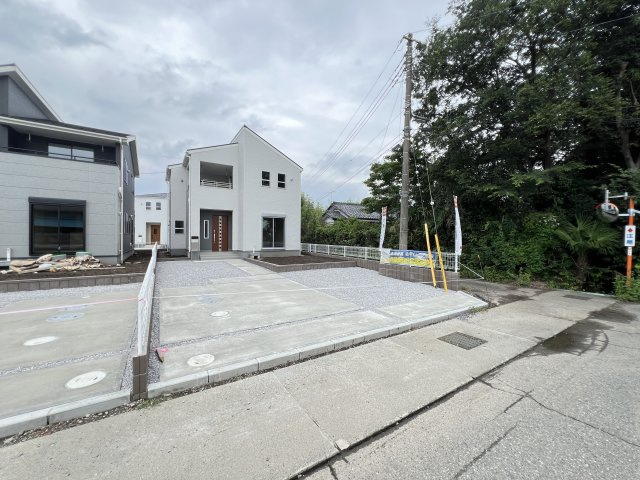 新築　藤岡市下戸塚　Livele Garden.S　5号棟の前面道路含む現地写真|現地写真　南側接道幅員約5.5ｍ　東側接道幅員約3ｍ