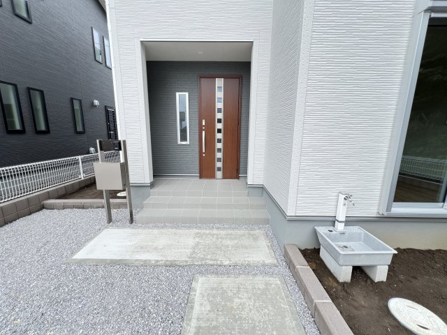 新築　藤岡市下戸塚　Livele Garden.S　5号棟の玄関|　ポストと一体型のTVモニターホンでセキュリティ安心！
