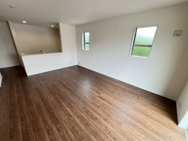 新築　藤岡市下戸塚　Livele Garden.S　5号棟の居間・リビング|　家族の会話が弾む対面キッチン。お子様の様子も確認できて安心ですね。

