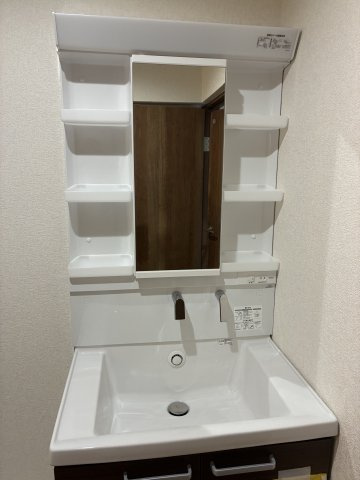 スガハイム1下九沢の独立洗面台|キャビネットはＬＥＤ照明付き