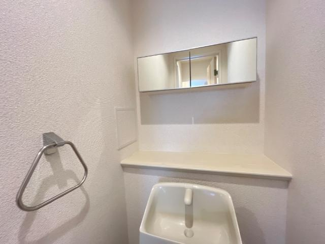 コンフォールのトイレ|ミラーキャビネット