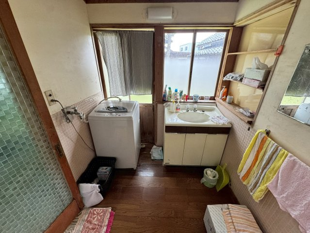 砺波市安川中古住宅の洗面所