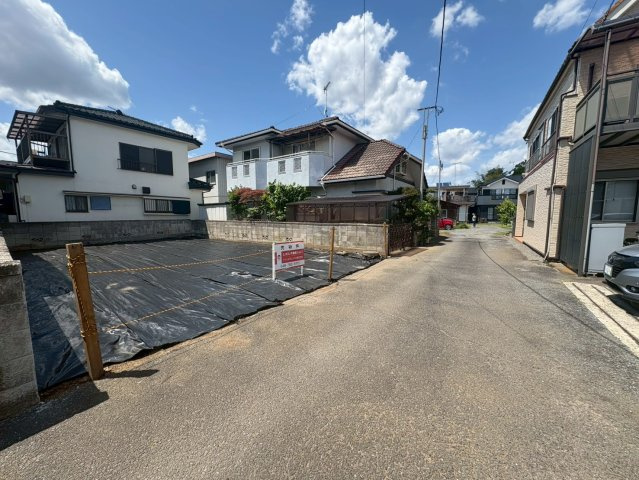 坂戸市泉町　建築条件なし売地　東武東上線『坂戸駅』徒歩10分　【桜小学区】の前面道路含む現地写真