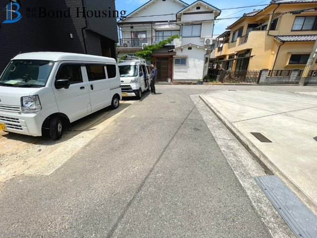 三方角地につき開放的　鳥羽　新築戸建の前面道路含む現地写真