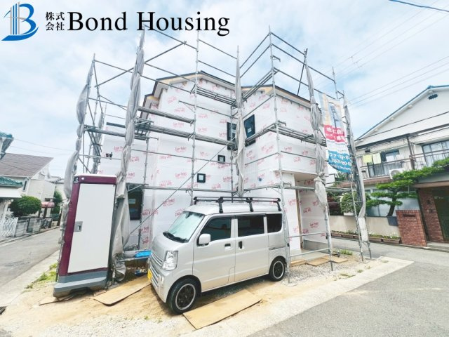 三方角地につき開放的　鳥羽　新築戸建の前面道路含む現地写真