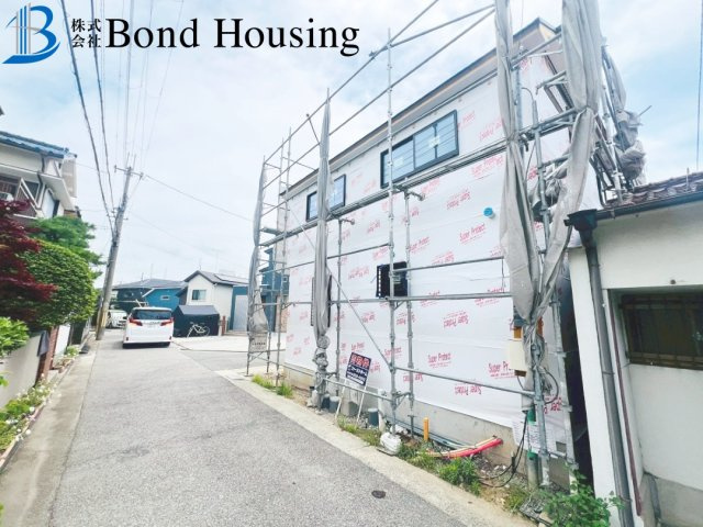 三方角地につき開放的　鳥羽　新築戸建の前面道路含む現地写真