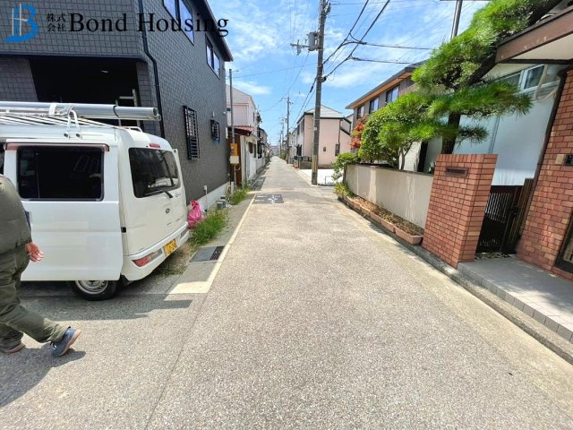 三方角地につき開放的　鳥羽　新築戸建の前面道路含む現地写真
