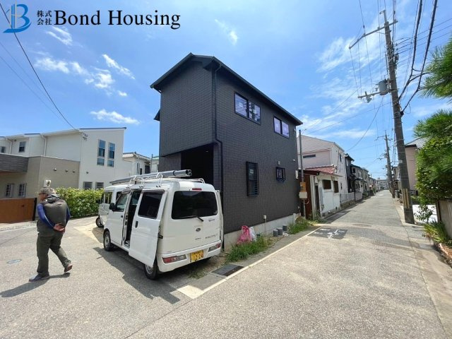 三方角地につき開放的　鳥羽　新築戸建の前面道路含む現地写真
