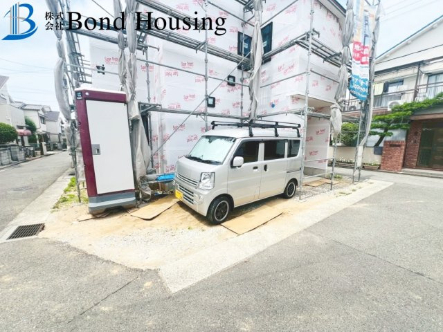 三方角地につき開放的　鳥羽　新築戸建の前面道路含む現地写真