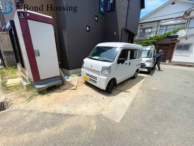三方角地につき開放的　鳥羽　新築戸建の駐車場