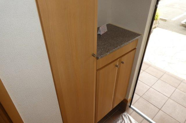 総社市中原のアパートの玄関|シューズボックス