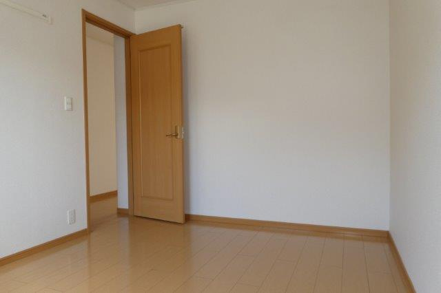 総社市中原のアパートの洋室