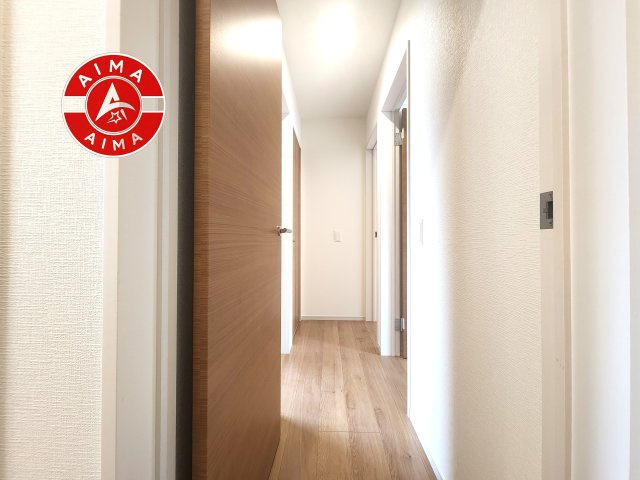筑紫野市大字牛島第4-1棟（1号棟）の内装|＜手すり付階段＞手すりがないと階段の昇り降りで危険なことはもちろん、壁に手をつきながら歩くことで壁紙が汚れやすくなります。すべての方に快適に昇り降りしていただくため、手すりを設置しました。