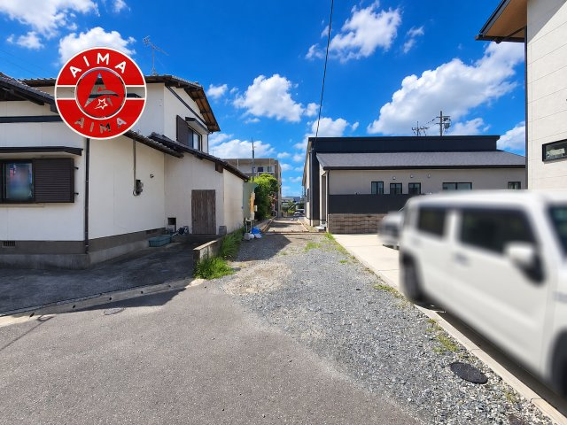 筑紫野市大字牛島第4-1棟（1号棟）の前面道路含む現地写真|前面道路は閑静な住宅地をはしる車通りの少ない道路。お車の出し入れが苦手なママや小さなお子様にも安心ですね。しっかり舗装もされているので、ベビーカーや自転車で通っても快適に通行できます。