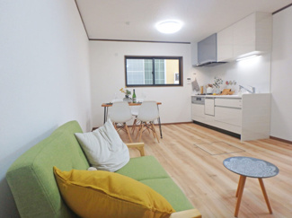 【居間・リビング】 | 綾瀬市上土棚南2丁目 中古戸建て | 3面採光：LDK13.1帖（1階）　※※設置されている家具・小物等は販売対象外