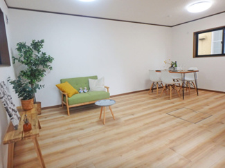 【居間・リビング】 | 綾瀬市上土棚南2丁目 中古戸建て | LDK13.1帖別角度（1階）　※設置されている家具・小物等は販売対象外