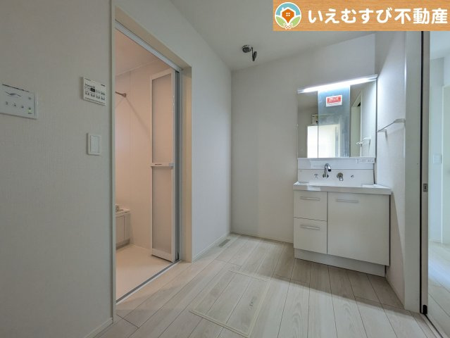 LIGNAGE　羽生市南5丁目の独立洗面台|ゆとりの広さの洗面室
洗濯機を置いても余裕のある広さ！家事をするにも身支度するにも便利な広さですね！