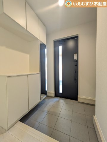LIGNAGE　羽生市南5丁目の玄関|大容量のシューズボックス、便利な土間収納付き
収納力のある土間収納付きなのでベビーカーやお子様の遊び道具なども置いておけます♪
