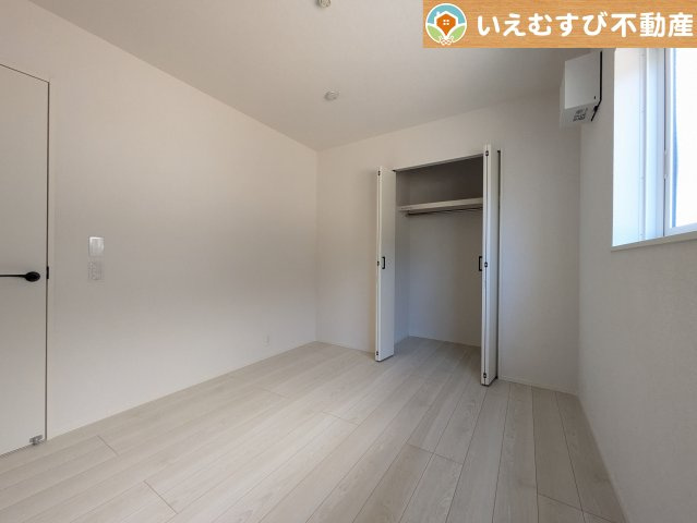 LIGNAGE　羽生市南5丁目の洋室|ナチュラルな色合いでシンプルな内装
シンプルな内装のお家なので飽きが来ずコーディネートも楽しそうですね♪