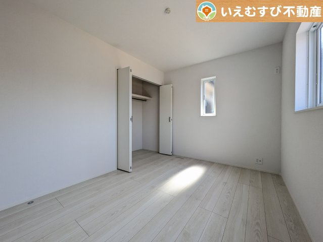 LIGNAGE　羽生市南5丁目の洋室|採光たっぷりで明るい居室
自然光の差し込む明るいお部屋！新生活を想像すると楽しみが増しますね♪