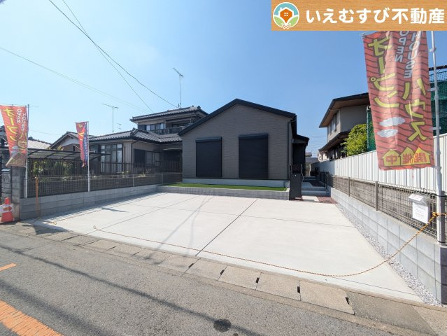 LIGNAGE　羽生市南5丁目の駐車場|並列3台駐車可能なゆとりのカースペース
複数台車をお持ちでも、お友達が遊びに来てもゆとりの駐車スペース！