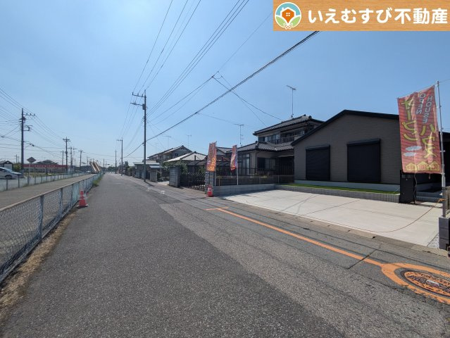 LIGNAGE　羽生市南5丁目の前面道路含む現地写真|安心の広々6.3ｍ前面道路
6.3ｍの前面道路はお車の駐車が楽々！すれ違える広さが確保されています♪