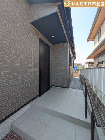 LIGNAGE　羽生市南5丁目のエントランス|落ち着いた色づかいのエントランス
駐車場からアクセスの良いエントランス。雨の日や荷物が多くても安心の動線♪