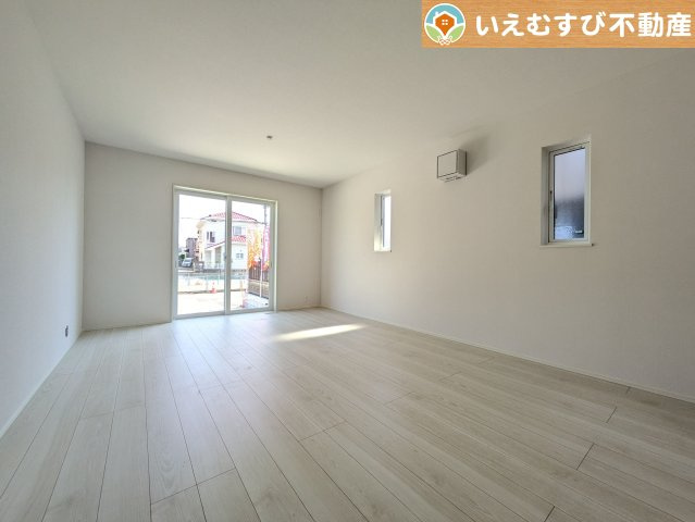 LIGNAGE　羽生市南5丁目の居間・リビング|ご家族みんながゆったりくつろげるリビング
ゆとりの空間でくつろいだり遊んだり、家族の時間が楽しみですね♪