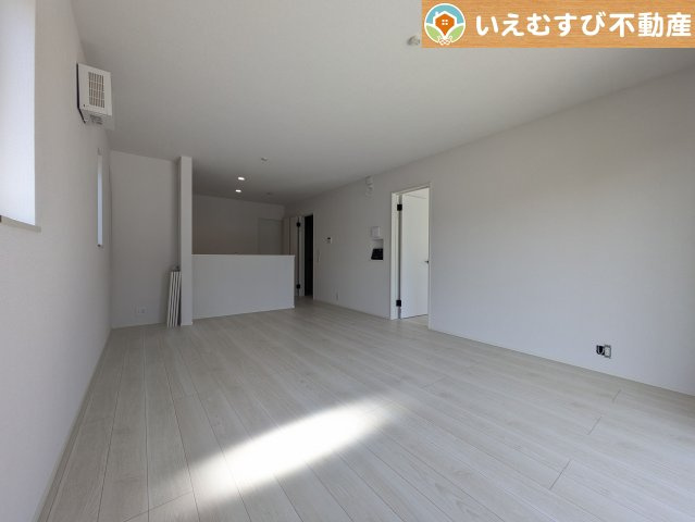 LIGNAGE　羽生市南5丁目の居間・リビング|白を基調にした清潔感溢れる印象のリビングダイニング
白基調なので明るく、広く感じます。どんな家具も合わせやすそうですね！