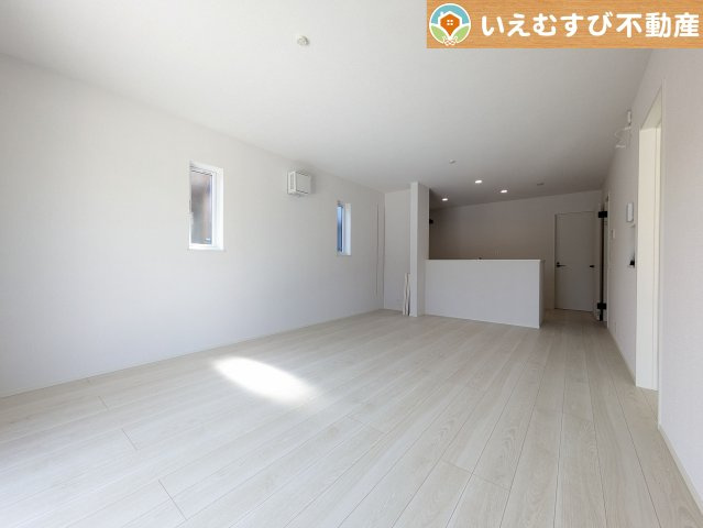 LIGNAGE　羽生市南5丁目の居間・リビング|開放感と家族との距離感にこだわったＬＤＫ
採光たっぷりのリビングで休日には家族みんなでくつろげそうですね♪