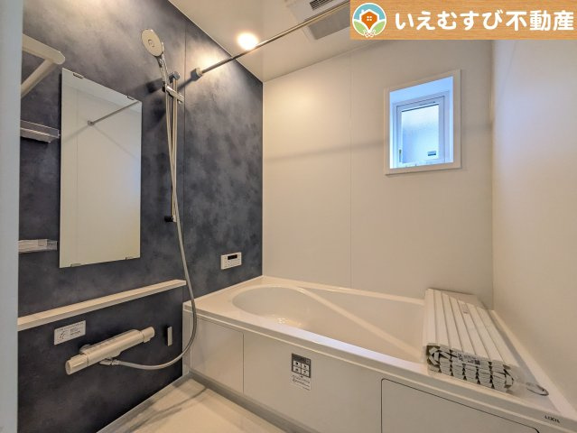 LIGNAGE　羽生市南5丁目の浴室|モダンな配色の落ち着いた浴室
ダークトーンの壁面がアクセントになっておしゃれ！窓付きで空気の入れ替えも出来ます！