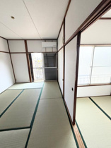 正面は和室６帖、右手は和室３帖