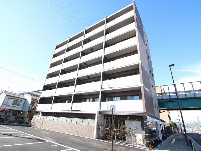 サンクチュアリ桂川の外観|向日町駅徒歩6分。宅配ボックスやオートロック完備のRC造外観