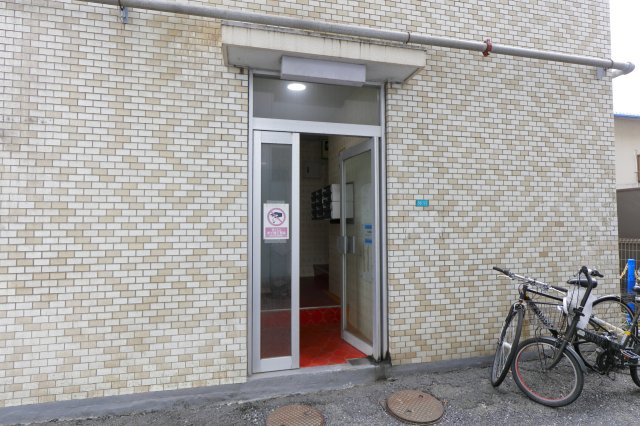 マツエコーポラスのエントランス