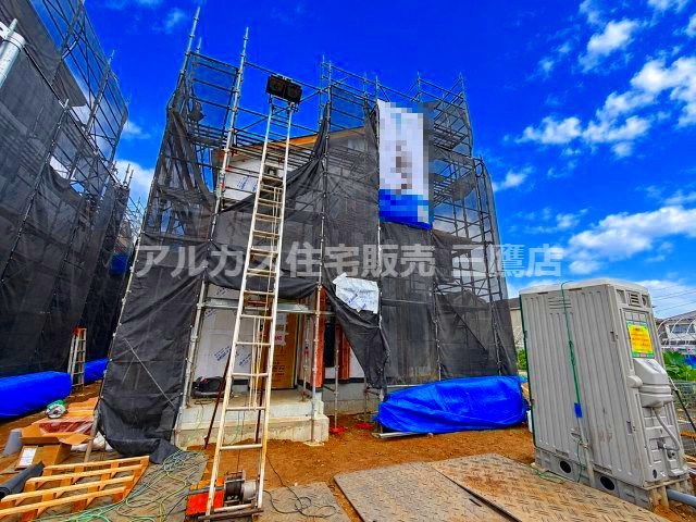 小平市鈴木町1丁目 西武新宿線 花小金井駅 売地の外観|安全管理を考慮した養生シートで覆われた施工現場の全景。玄関アプローチの基礎や躯体工事が進む新築戸建ての現地状況です。 